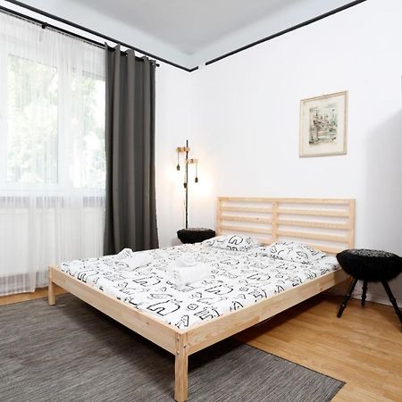 Traditional Modern 3 Bedroom Apartment In Center Bucarest Extérieur photo