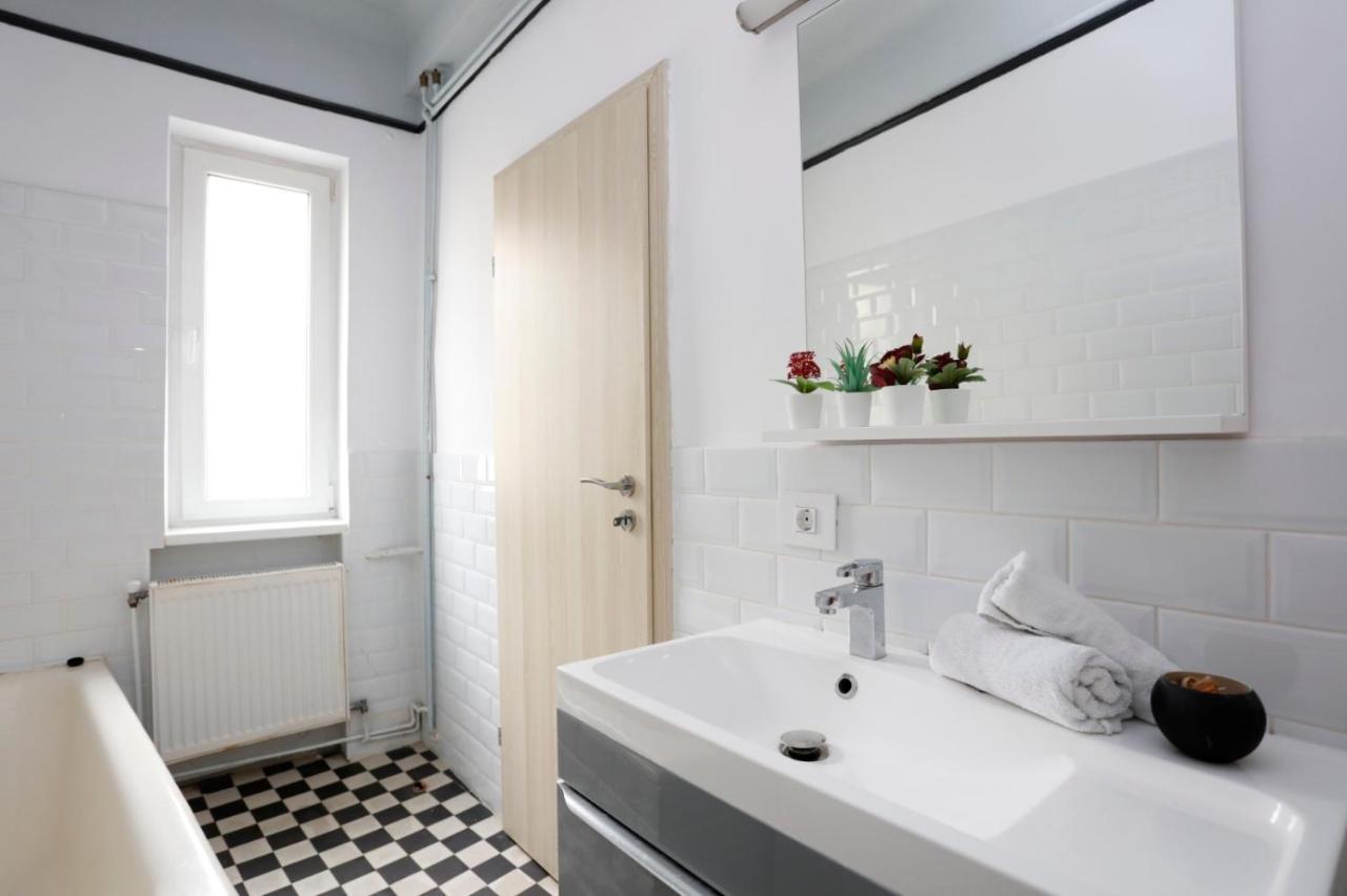Traditional Modern 3 Bedroom Apartment In Center Bucarest Extérieur photo