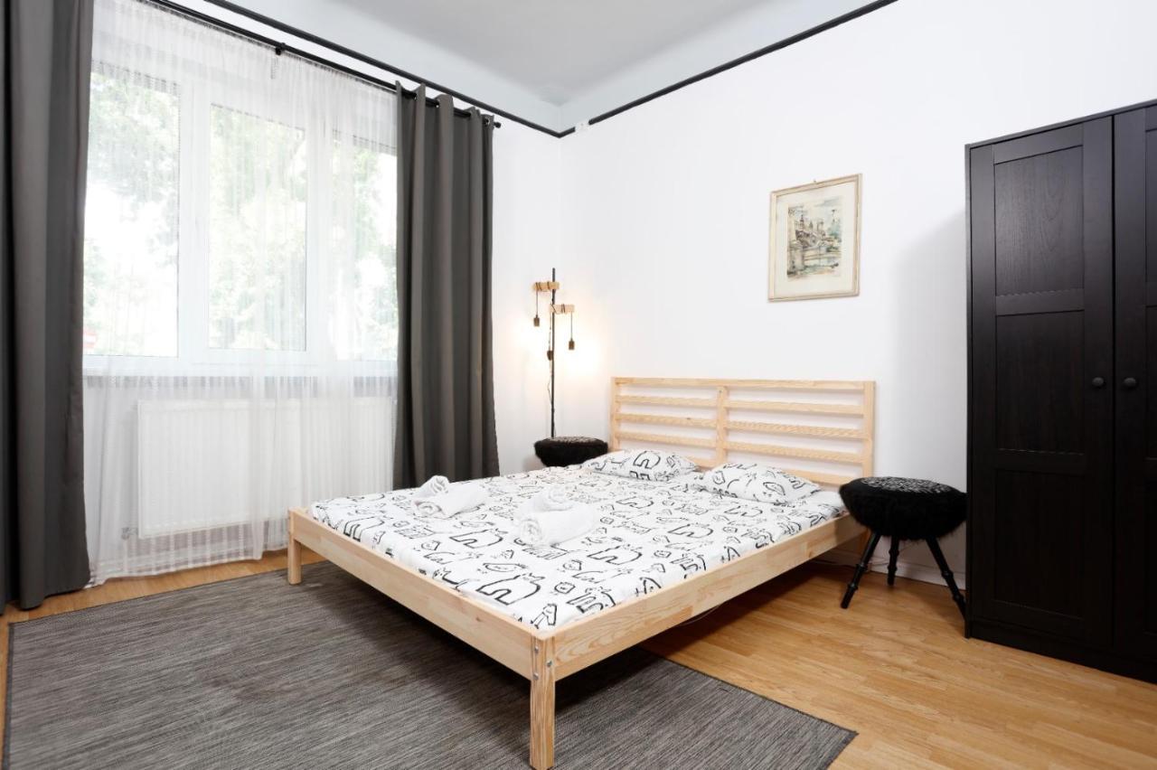 Traditional Modern 3 Bedroom Apartment In Center Bucarest Extérieur photo